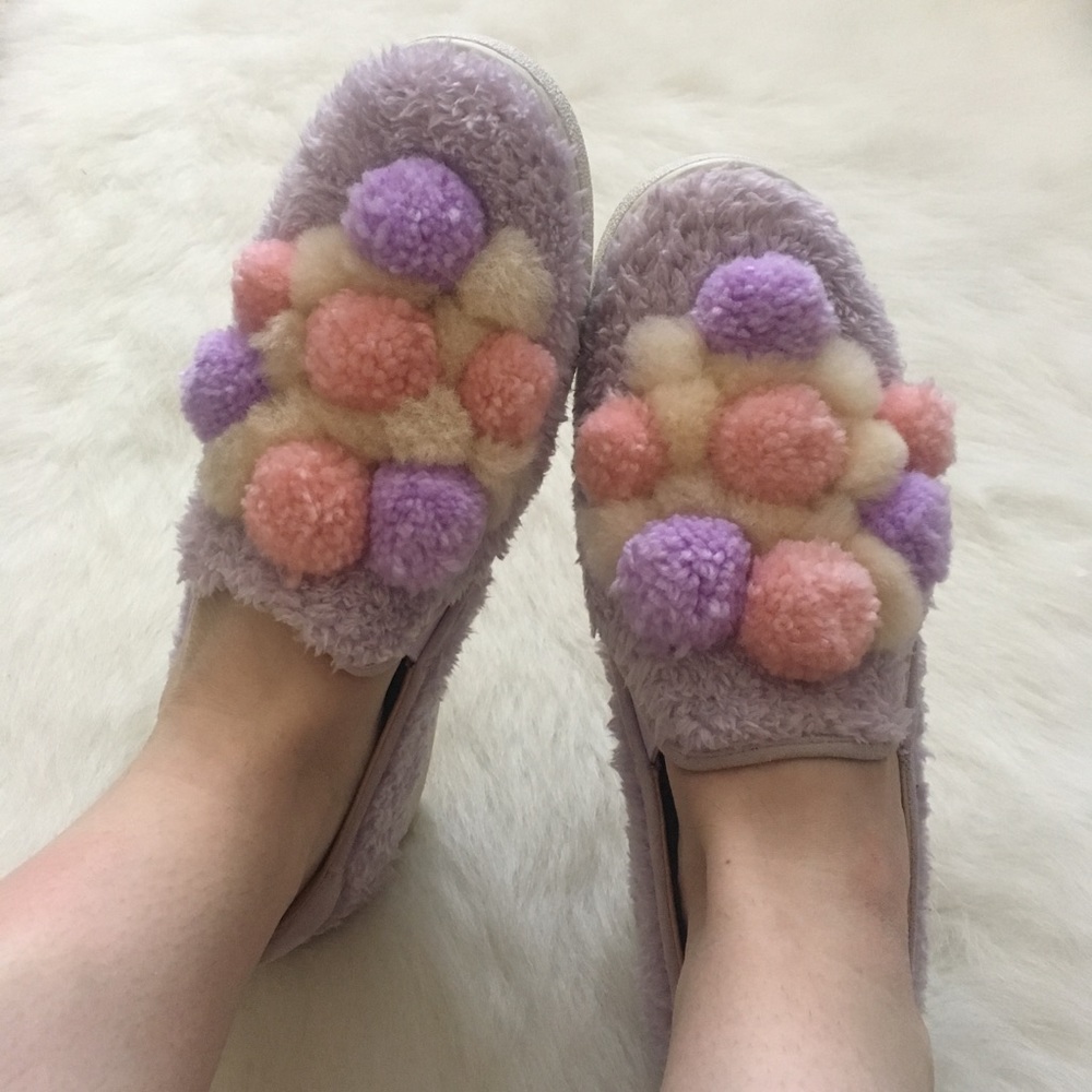 NWOT*UGG Pom Pom Sneakers, Size 9.5 - Picture 3 of 8